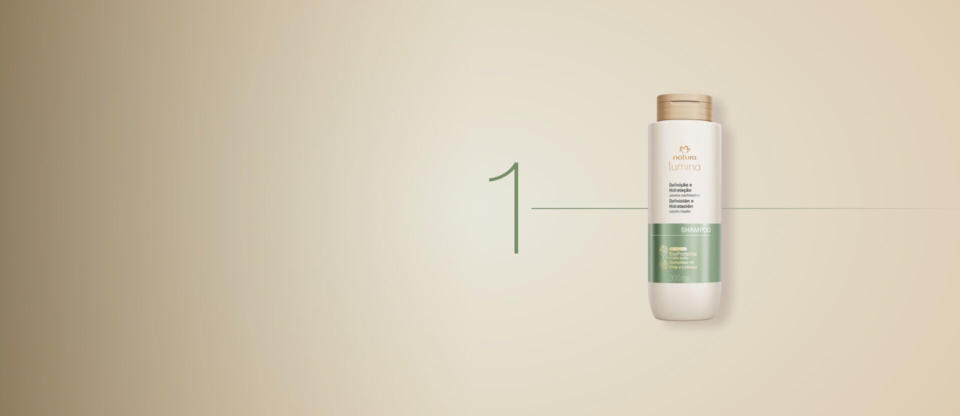 Imagem com fundo cinza. À direita, o número um indica a ordem de uso do shampoo da linha, ilustrado ao lado.