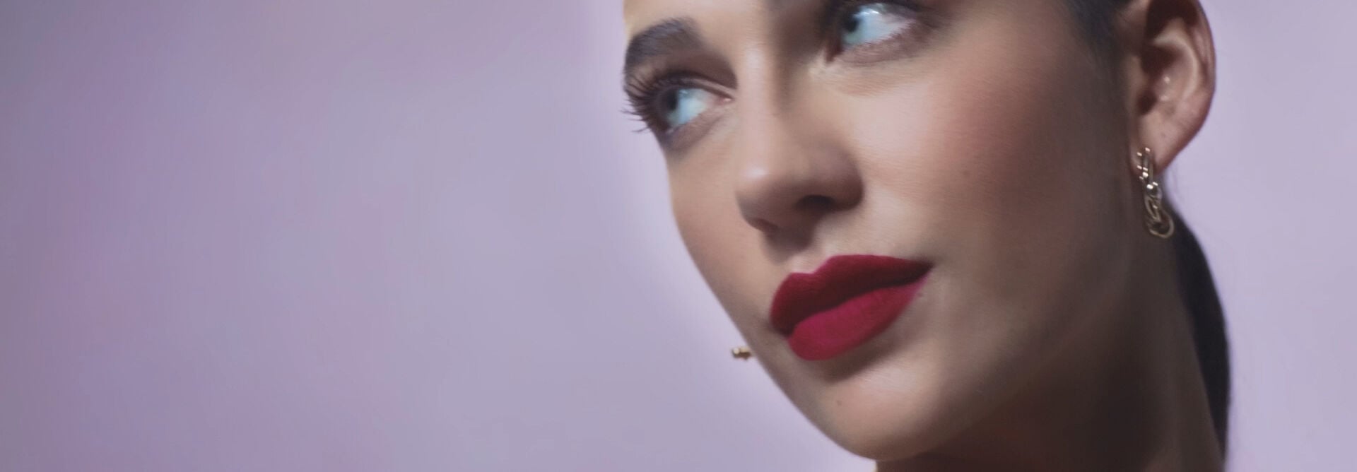Duas modelos de pele clara e uma modelo de pele negra alternam-se na tela usando o batom Natura Una Matte Intransferível. Em seguida, o batom ganha destaque, a embalagem abre e exibe o aplicador do batom e a textura do produto. Na sequência, as modelos aparecem em close, aplicando o batom nos lábios. Na cena final, vemos as três modelos segurando diferentes tonalidades do batom nas mãos.