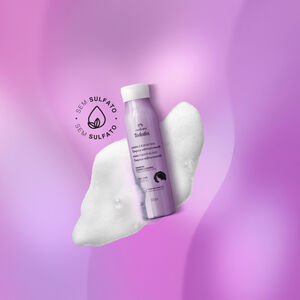 Shampoo Natura Tododia Cachos e Crespos sobre espuma branca,  em fundo roxo, com selo Sem Sulfato ao lado do produto.