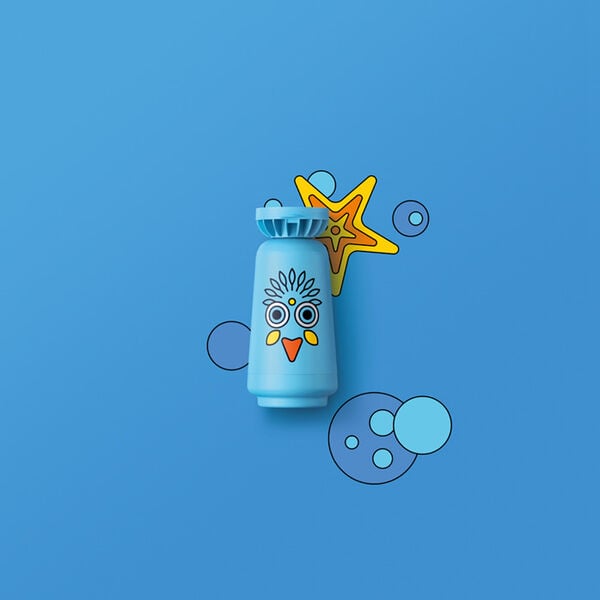 Foto do Shampoo para Cabelos Lisos e Ondulados de Naturé sobre um fundo azul com ilustração de uma estrela-do-mar.