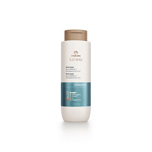 imagem do shampoo de anticaspa no fundo branco