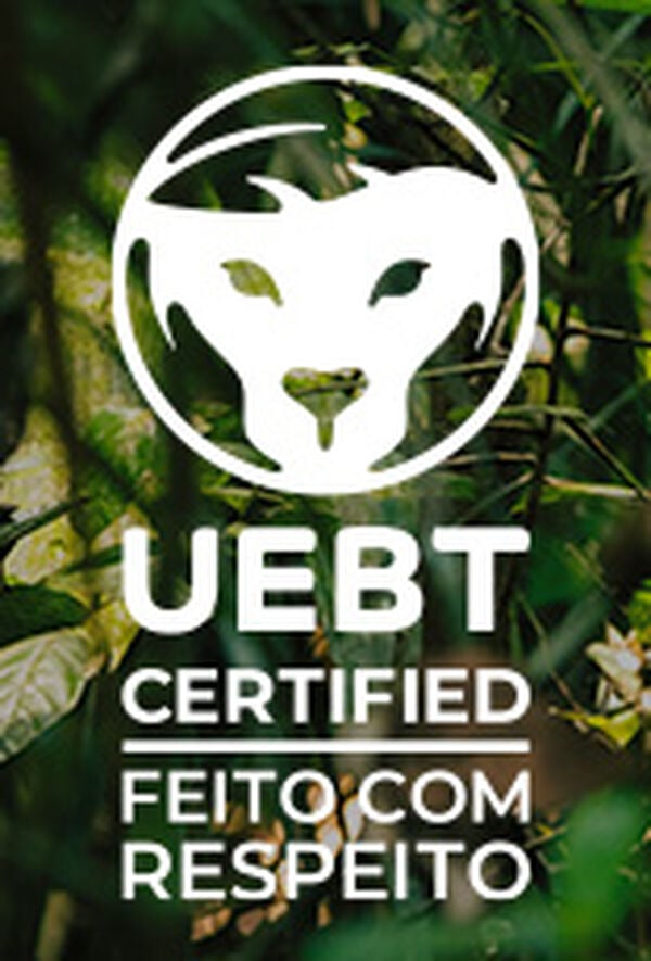 Selo UEBT Certified Feito com Respeito sobre ambiente da natureza.