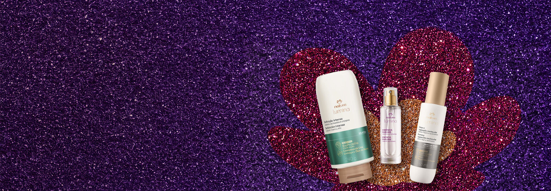 3 produtos de Natura Lumina: uma gelatina para cabelos, uma essência e 1 protetor térmico. Produtos sobre fundo em glitter roxo com a flor símbolo da Natura aplicada em glitter laranja e rosa.
