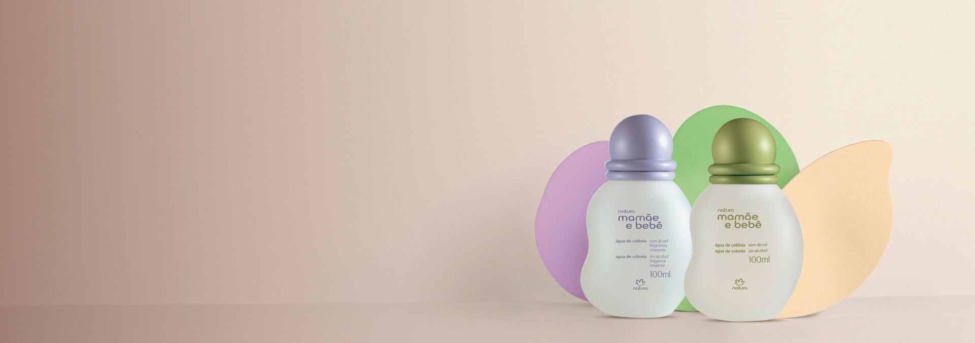fundo cinza claro com os produtos Água de Colônia de Mamãe e Bebê.