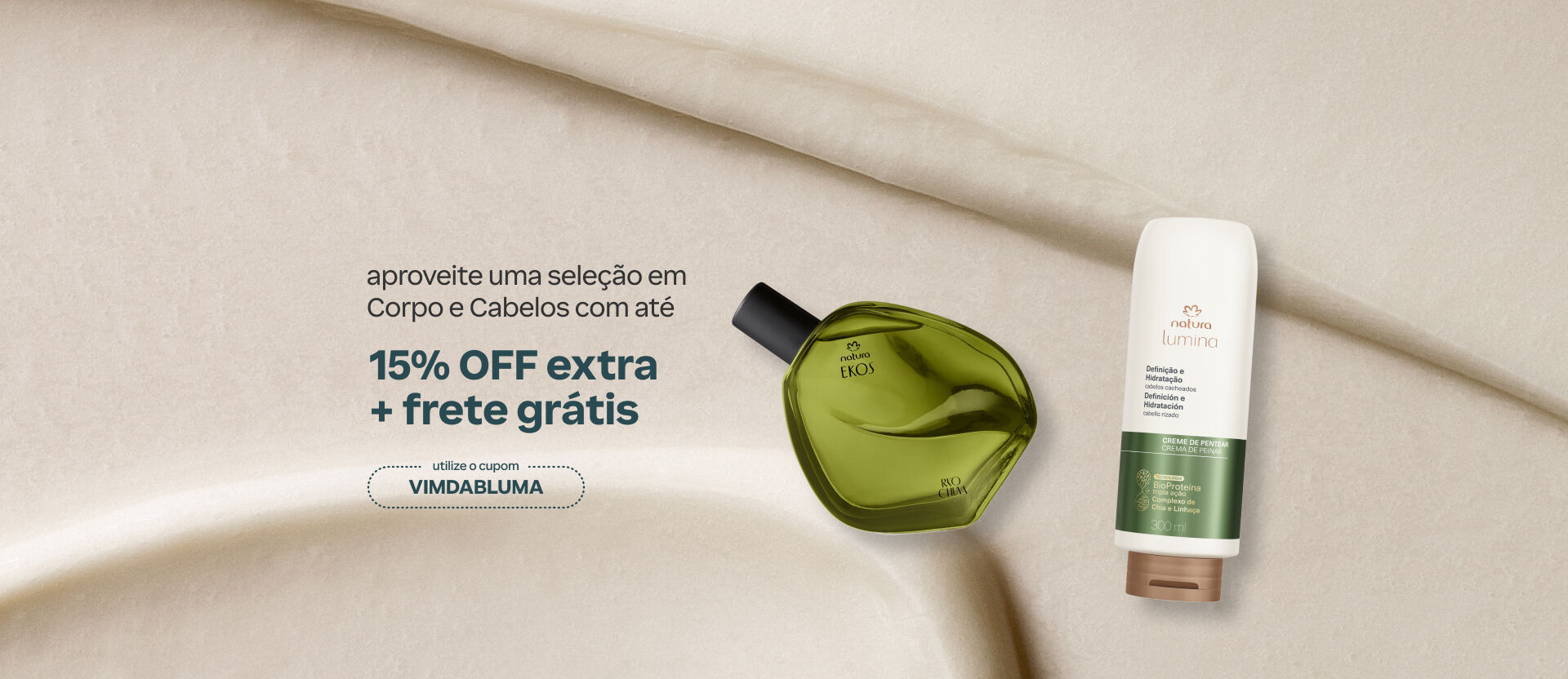 Natura Ekos Ryo Chuva, com frasco de vidro e tampa preta, e Creme de Pentear Natura Lumina Definição e Hidratação, com frasco branco e verde e tampa dourada, destacam-se sobre fundo bege. Texto aplicado: aproveite uma seleção em Ekos e Lumina com 15% de desconto extra com o cupom VIMDABLUMA.