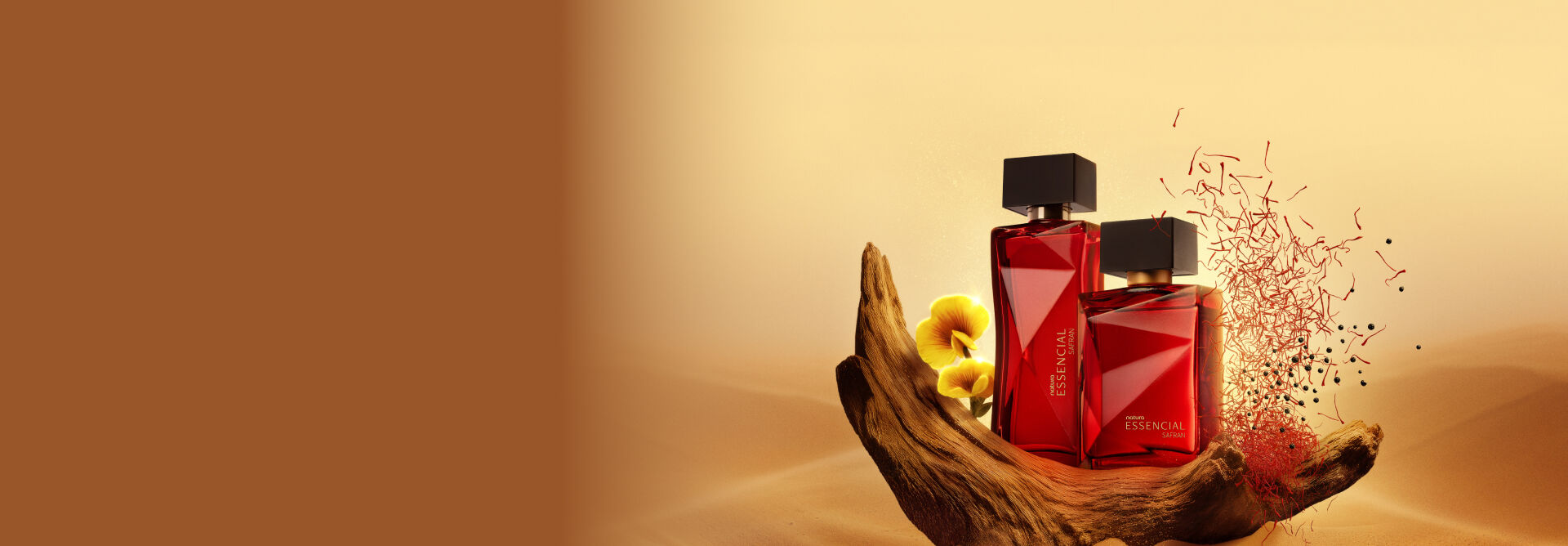 Deo Parfum Essencial Safran Feminino e Masculino, ambos em frascos vermelhos com tampas pretas. Estão em fundo areia sobre um tronco com flores amarelas e fios de açafrão vermelho ao redor.