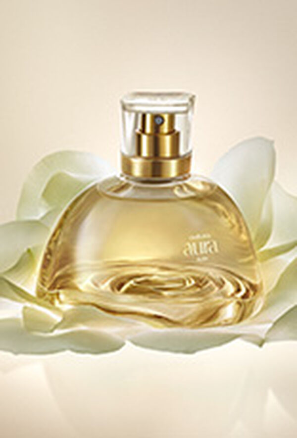 Frasco do Perfume Natura Aura Alba sobre pétalas da Rosa Alba de Konare em fundo claro.