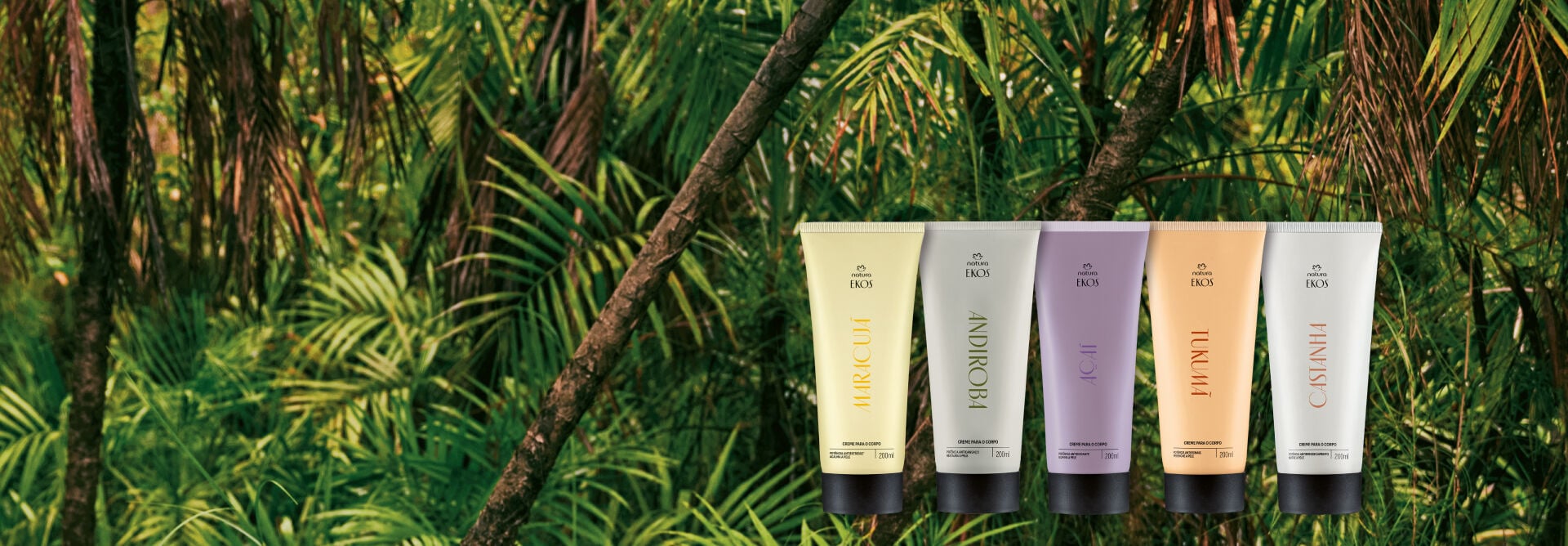 Embalagens de Creme para o Corpo Natura Ekos Maracujá, Andiroba, Açaí, Tukumã e Castanha sobre fundo de imagem de floresta densa.