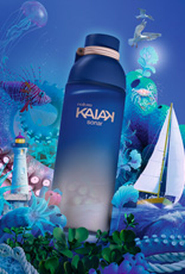 Frasco da fragrância Kaiak Sonar feminino em azul fosco. Fundo marinho com ondas, peixes coloridos, veleiro, golfinhos e elementos aquáticos em tons de azul.