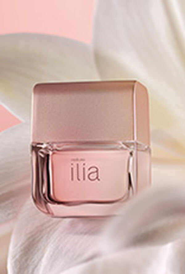 Fragrância Ilía sobre flor branca