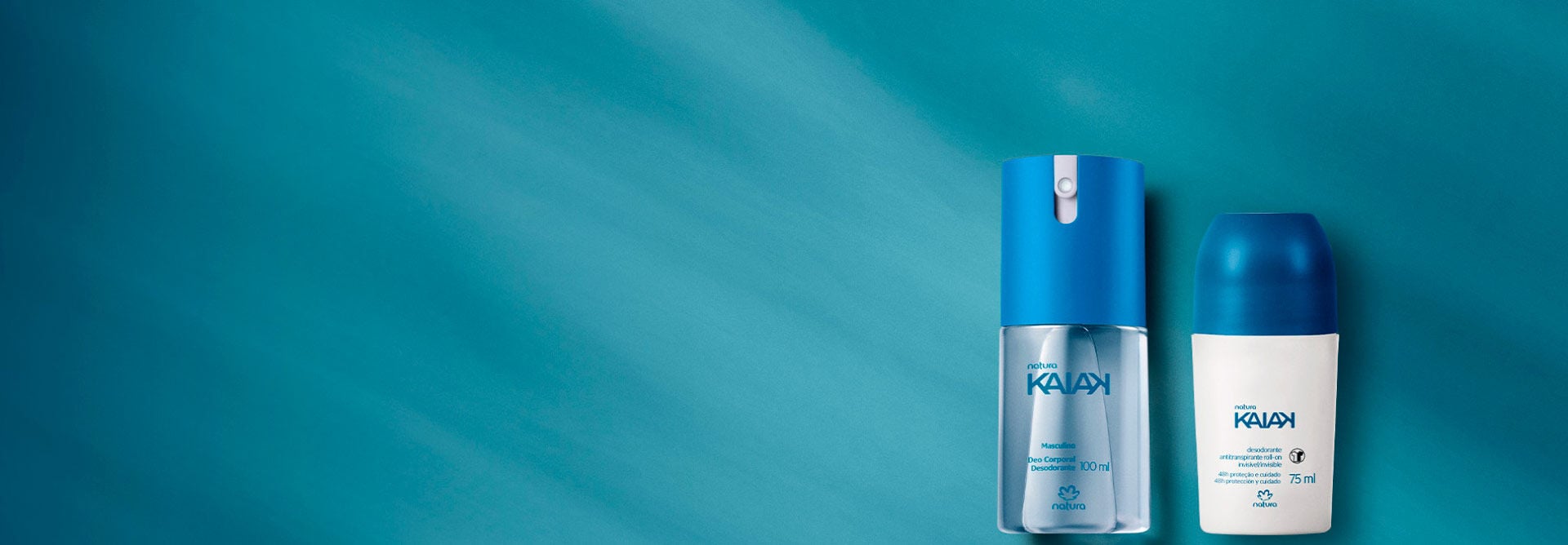 Fondo azul y a la derecha un desodorante en spray y un roll-on de la línea Kaiak masculino.