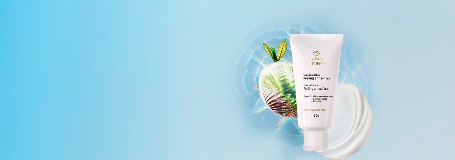 Fondo en tonos de azul, a la derecha el Triple Exfoliante Peeling Antiseñales de Natura Chronos.