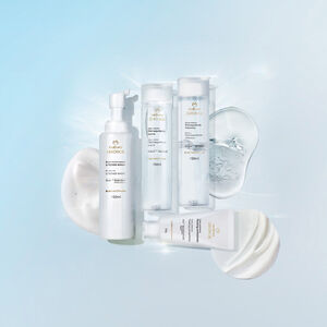 Imagen de fondo blanco con productos para limpieza de la piel. agua micelar, jabón, crema de limpieza, todos de natura chronos.