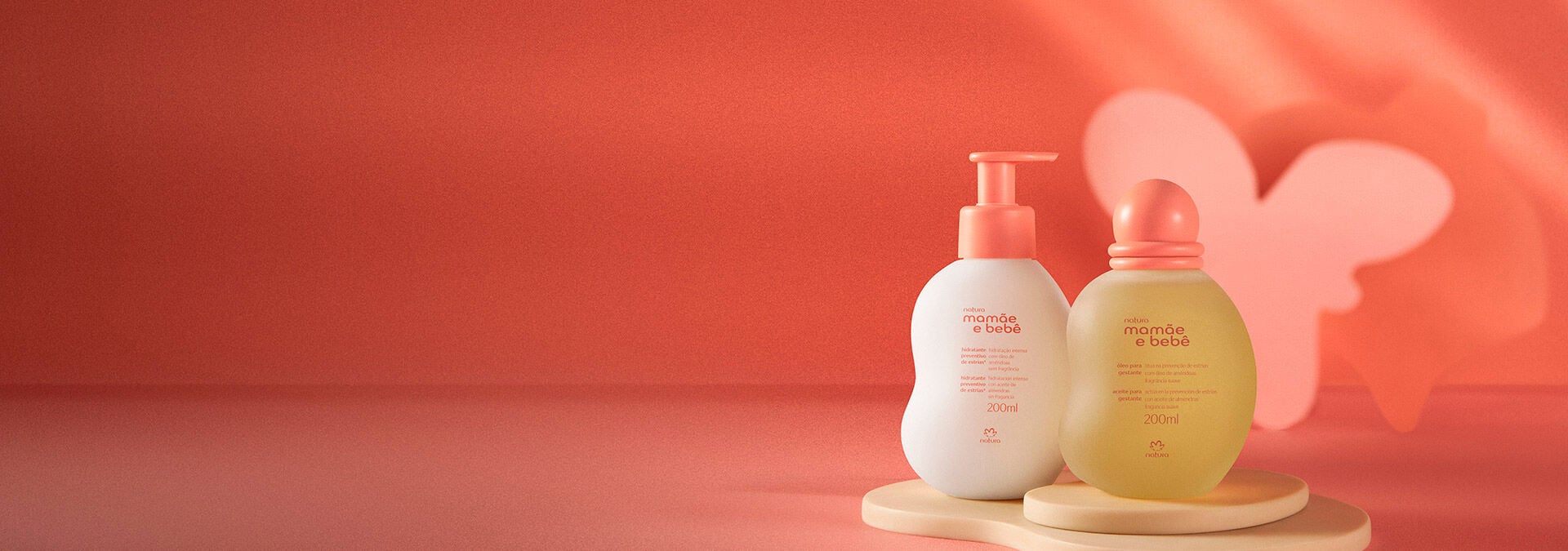 Fondo naranja con formas abstractas claras, al frente dos productos de la línea Mamá y Bebé de Natura.​