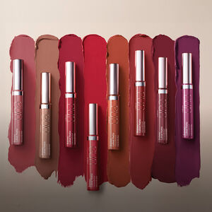 Imagen con nuestros diferentes tonos de labiales líquidos sobre la textura de un arrastre correspondiente a cada uno de sus colores