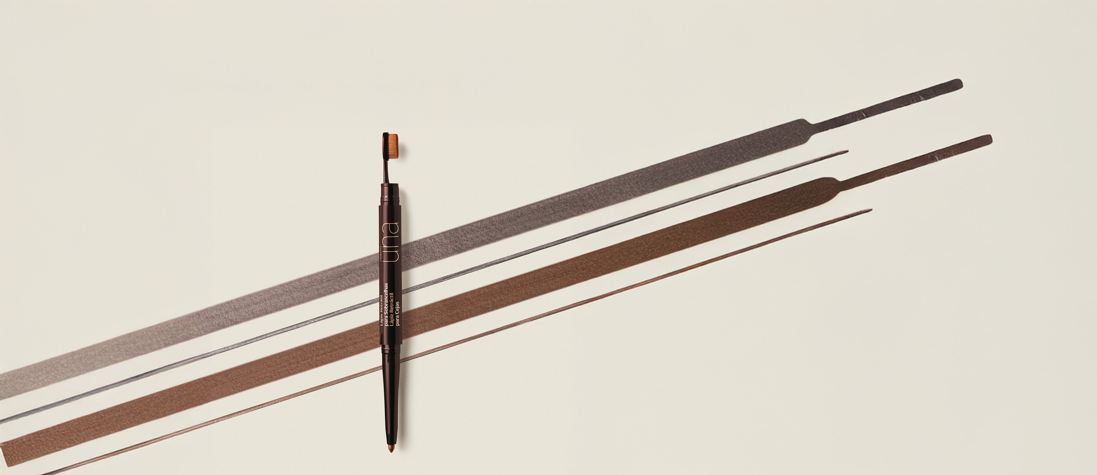 Una Lápiz retráctil para cejas castaño claro