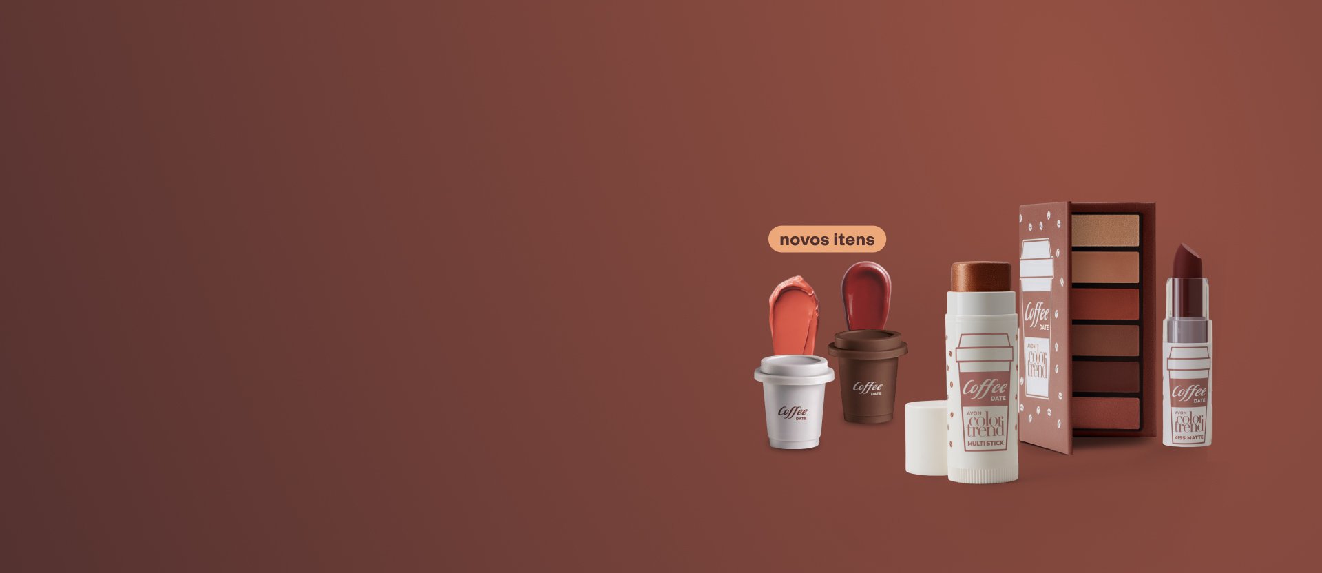 Produtos de maquiagem da linha Avon Color Trend Coffee Date: Multi Stick, Paleta de Sombras, Batom e Esmaltes, com selo “Lançamento”. Fundo marrom.