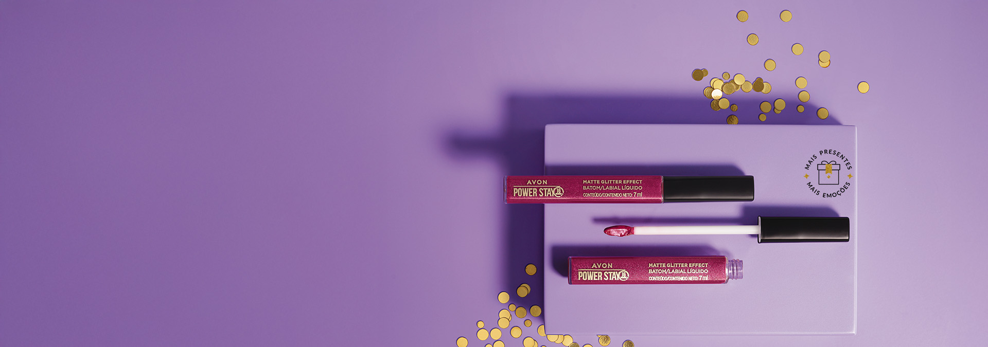  Banner com fundo lilás e detalhes dourados. Elementos incluem dois batons líquidos Avon Power Stay Matte Glitter Effect sobre uma base lilás. Texto: "Mimos acessíveis que aquecem o coração.