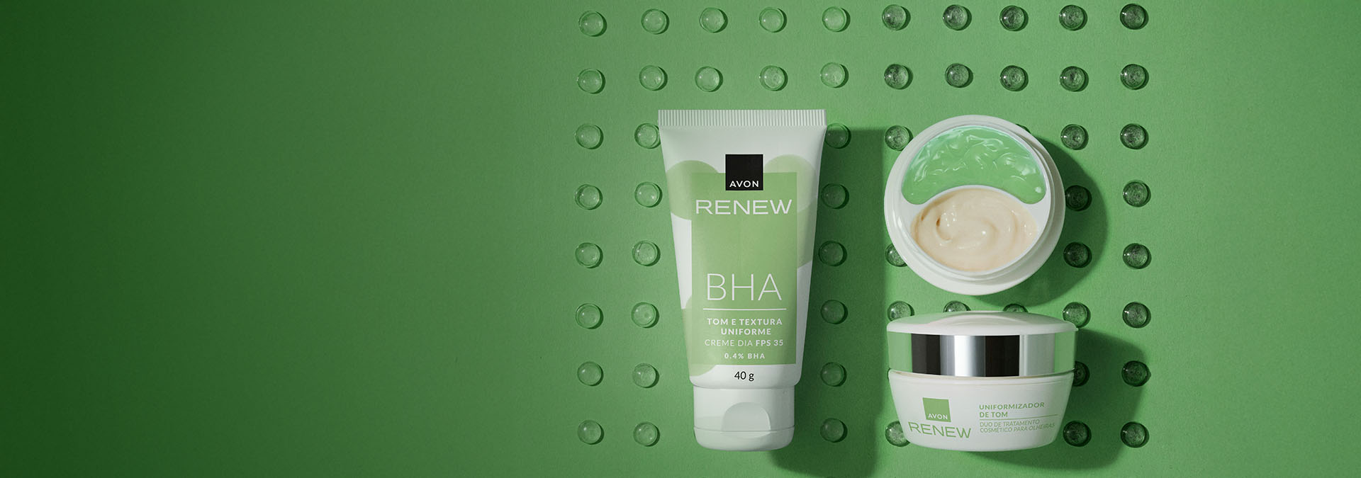 Banner com fundo verde e textura, apresenta produtos Renew: creme uniformizador de tom e creme dia FPS 35. O texto destaca a redução de manchas e a uniformização da pele para uma aparência saudável.