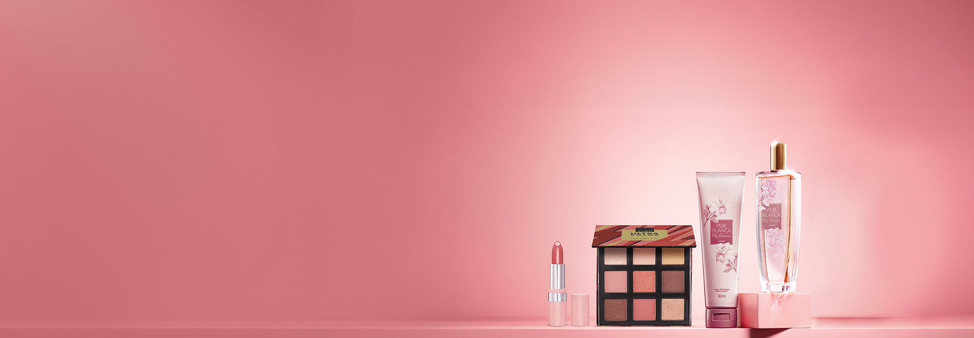 Produtos Avon em fundo rosa.