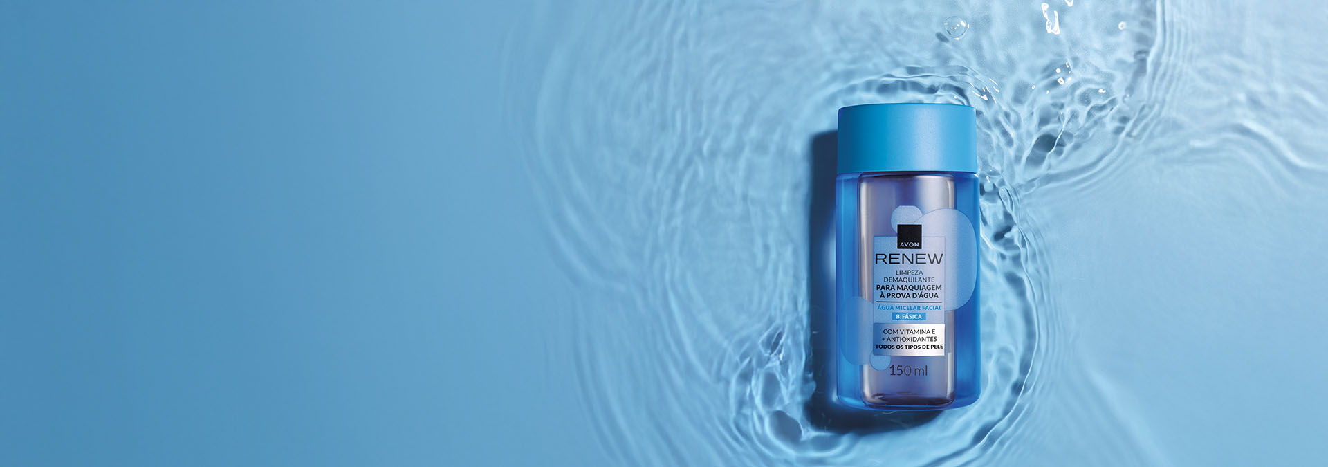 Banner com fundo azul claro e efeito de água. Apresenta o produto Renew: demaquilante para maquiagem à prova d'água em frasco de 150 ml. O texto destaca cuidados diários para uma pele limpa e suave.