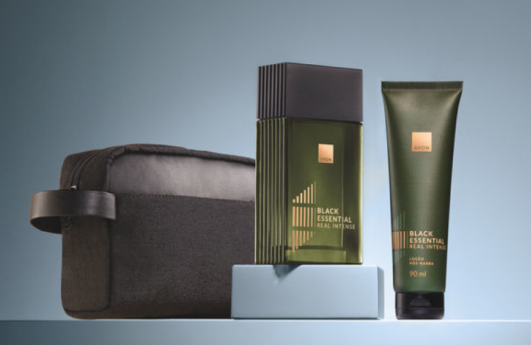 kit presente masculino Avon Black Essential Real Intense Especial com deo colônia e loção para cuidados, produtos da linha Black Essential da Avon em destaque sobre fundo degradê azul-cinza.