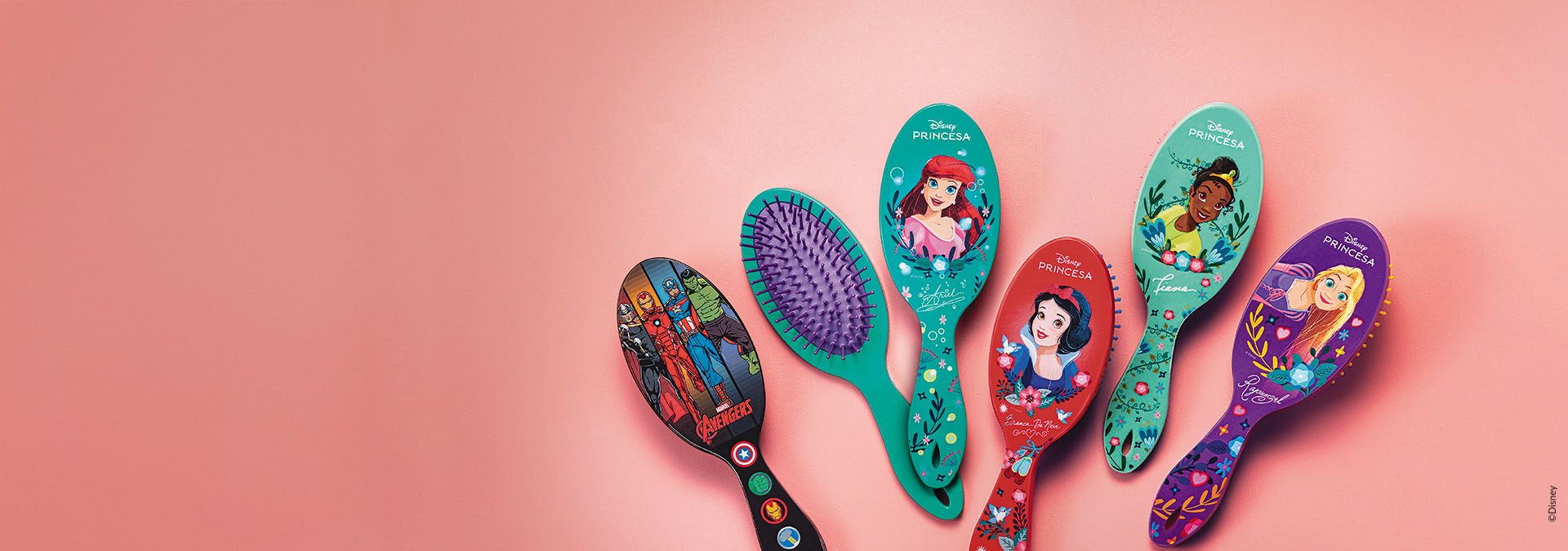 Banner em fundo rosa. Em destaque, várias escovas de cabelo com temas infantis, incluindo personagens da Disney. Texto: "Estilo e funcionalidade em cada detalhe que trazem encanto às crianças."