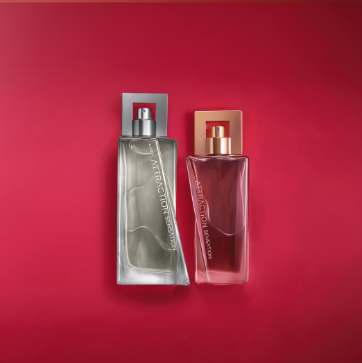 Frascos cinza e vermelho das fragrâncias masculina e feminina de Attraction Sensation, em fundo vermelho.
