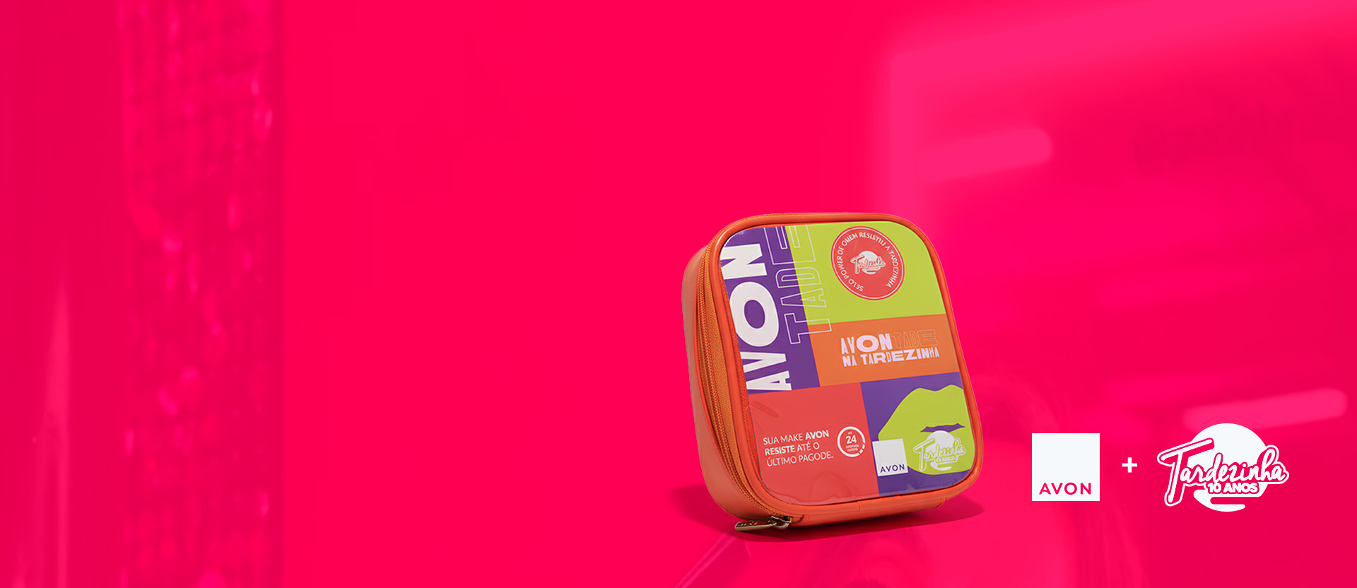Nécessaire quadrado em tom de laranja com estampa multicolorida e o texto “Avontade na Tardezinha” sobre fundo rosa vibrante. À direita, logos Avon e Tardezinha 10 anos.