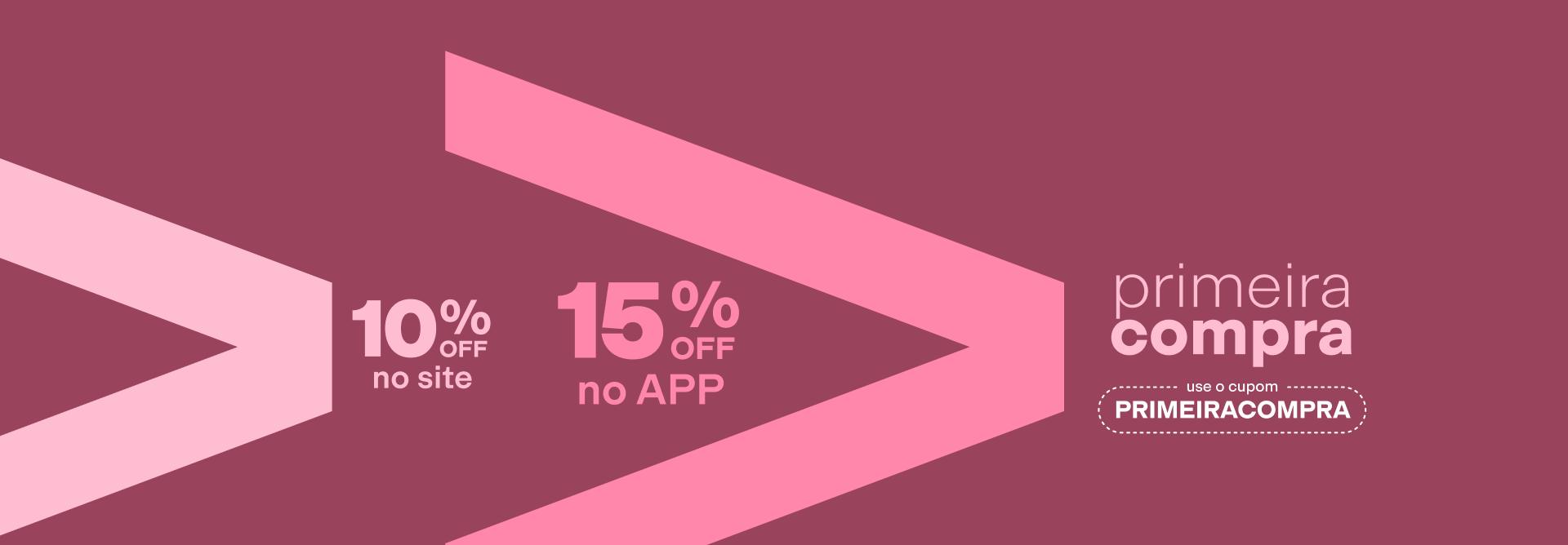 Texto em tons de rosa: “Primeira compra use o cupom PRIMEIRACOMPRA 10% OFF no site 15% OFF no APP”. Em fundo rosado com elementos gráficos.