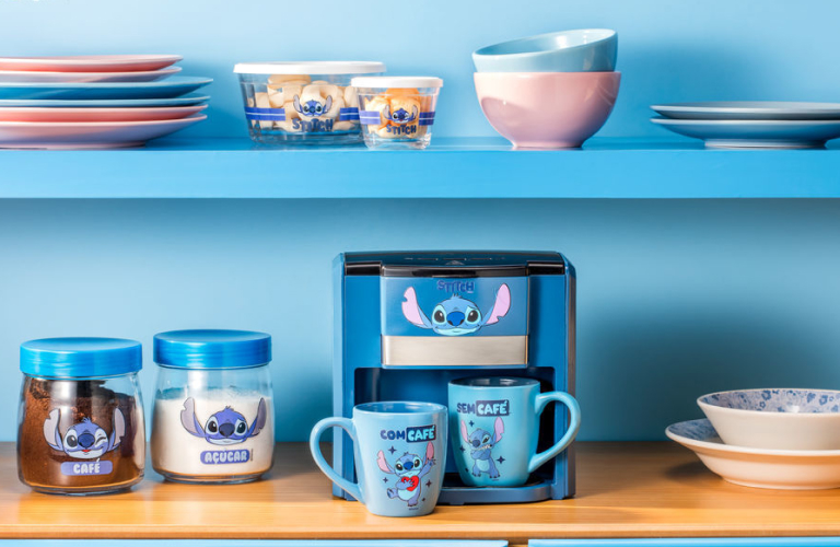 Kit de cozinha fofo com cafeteira e canecas do Stitch sobre prateleiras para presente de casa nova.