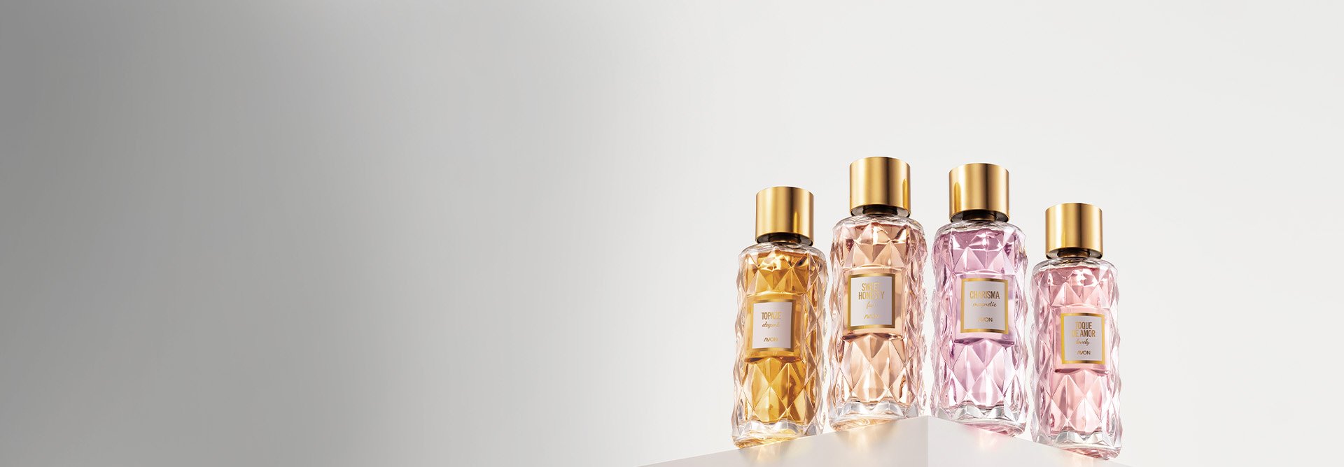 Vídeo inicia com quatro frascos antigos de fragrâncias Avon se integrando com as novas fragrâncias da Avon Iconic Collection, seguido de quatro mulheres de diferentes etnias interagindo entre si e com a câmera, apresentando os frascos de vidro facetado com tampas douradas dos novos perfumes: Topaze Elegant, Sweet Honesty Fun, Charisma Magnetic e Toque de Amor Lovely.
