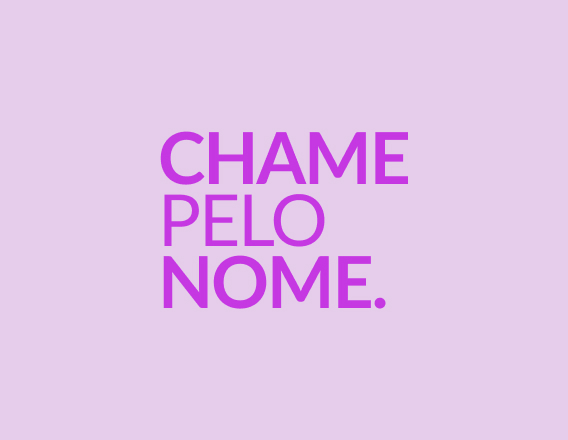 Texto “CHAME PELO NOME.” na cor lilás, em fundo rosa-claro.