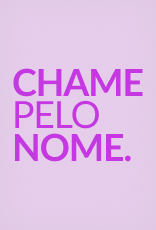 Texto “CHAME PELO NOME.” na cor lilás, em fundo rosa-claro.