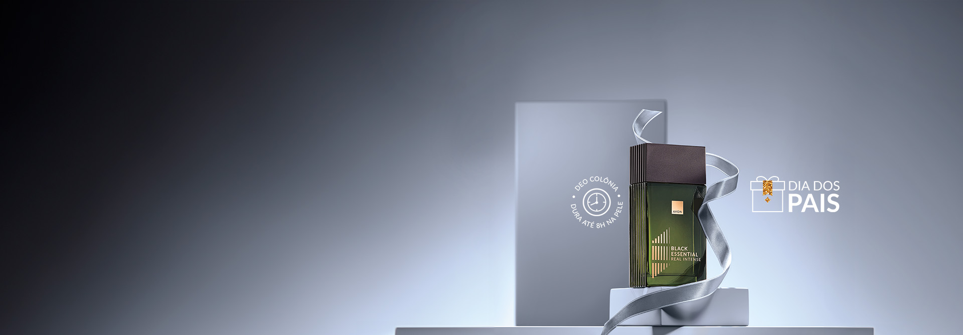 Fragrância Black Essential Real Intense sobre caixas e envolta por fita cinza em fundo cinza. À direita, selo Dia dos Pais com ilustração de caixa de presente e, à esquerda, selo “Deo colônia, dura até 8h na pele”.