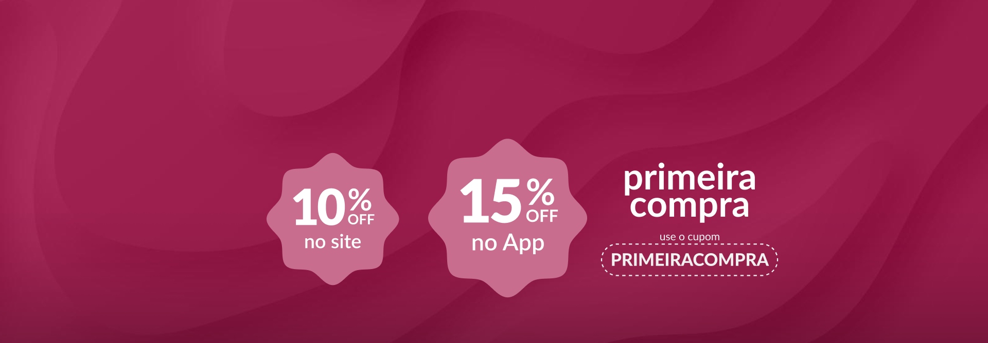 O texto "primeira compra: use o cupom PRIMEIRACOMPRA" destaca-se em letras brancas e fundo rosa. Dois selos rosa-claro informam que o cupom concede 10% de desconto no site e 15% de desconto no APP.
