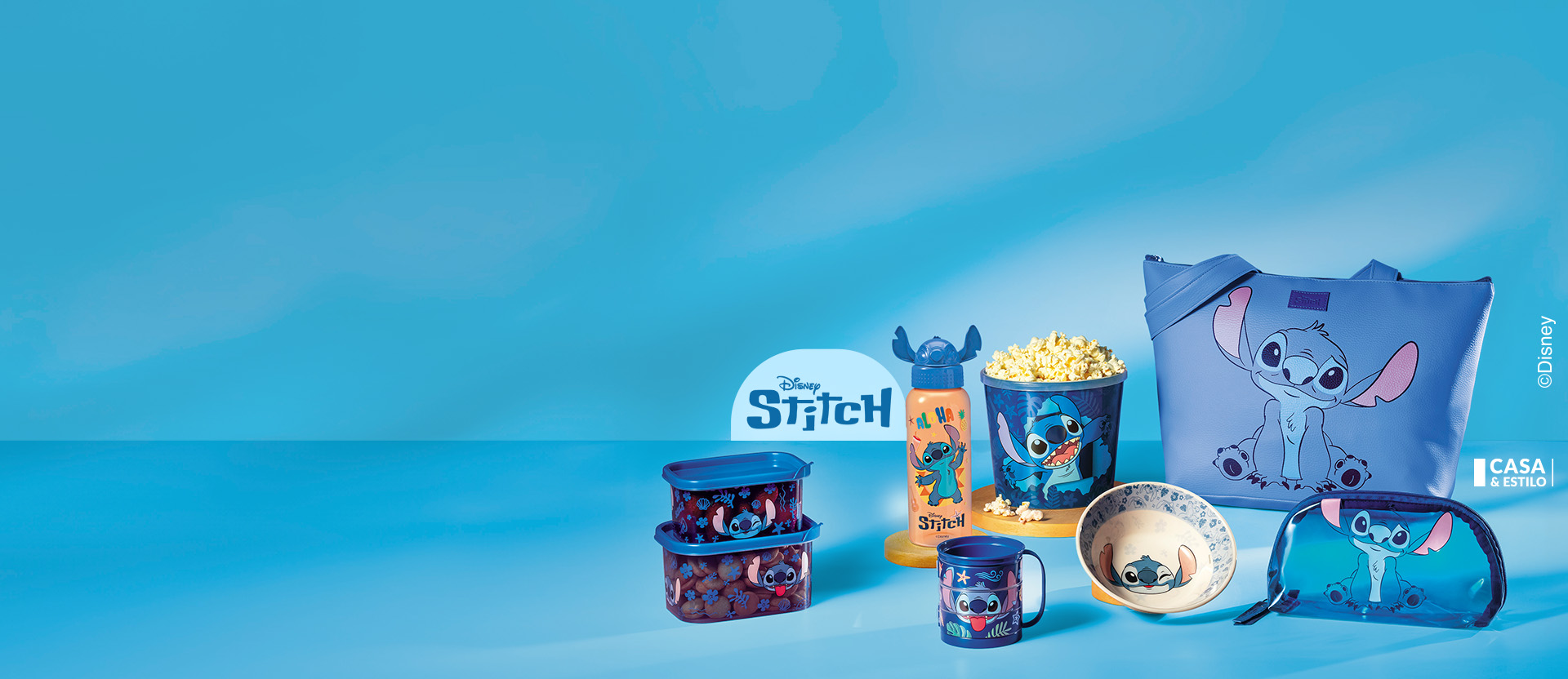 Produtos Casa & Estilo Coleção Disney Stitch em bancada azul e fundo na mesma cor.