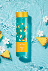 Frasco azul com amarelo de Aquavibe Abacaxi e Jasmim Body Splash sobre fundo aquoso azul com flores brancas e abacaxi cortado.