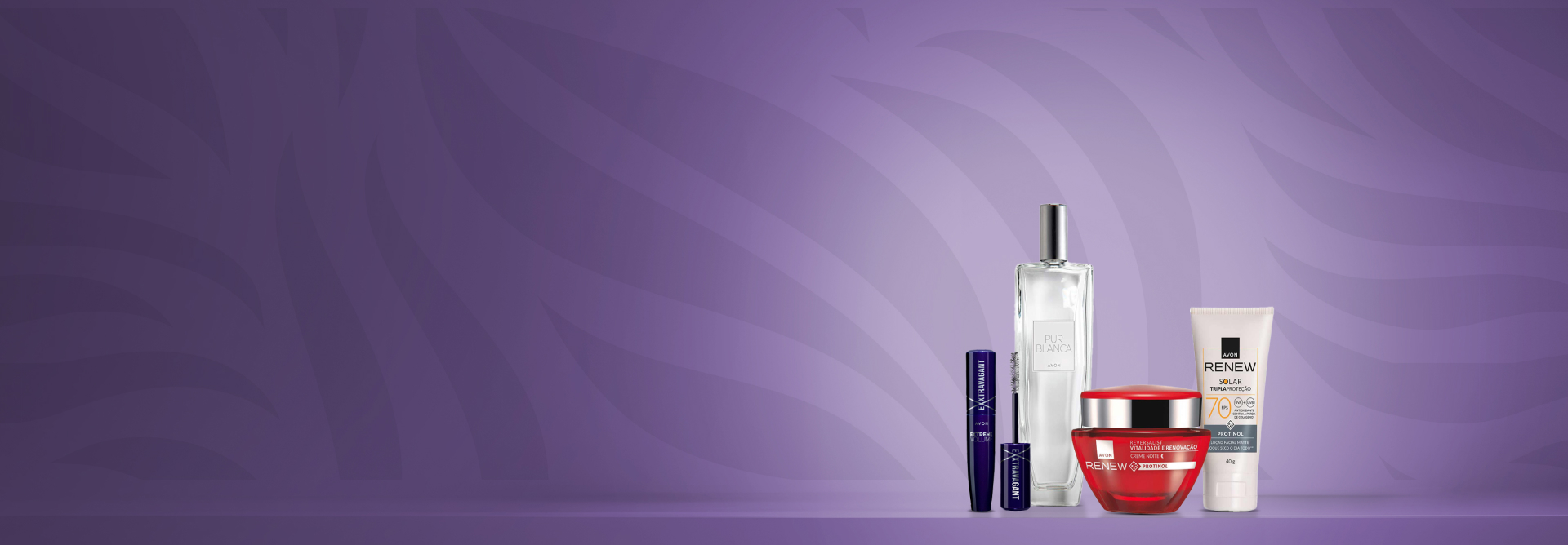 Produtos Avon sobre bancada roxa e fundo com formas em tons de roxo.
