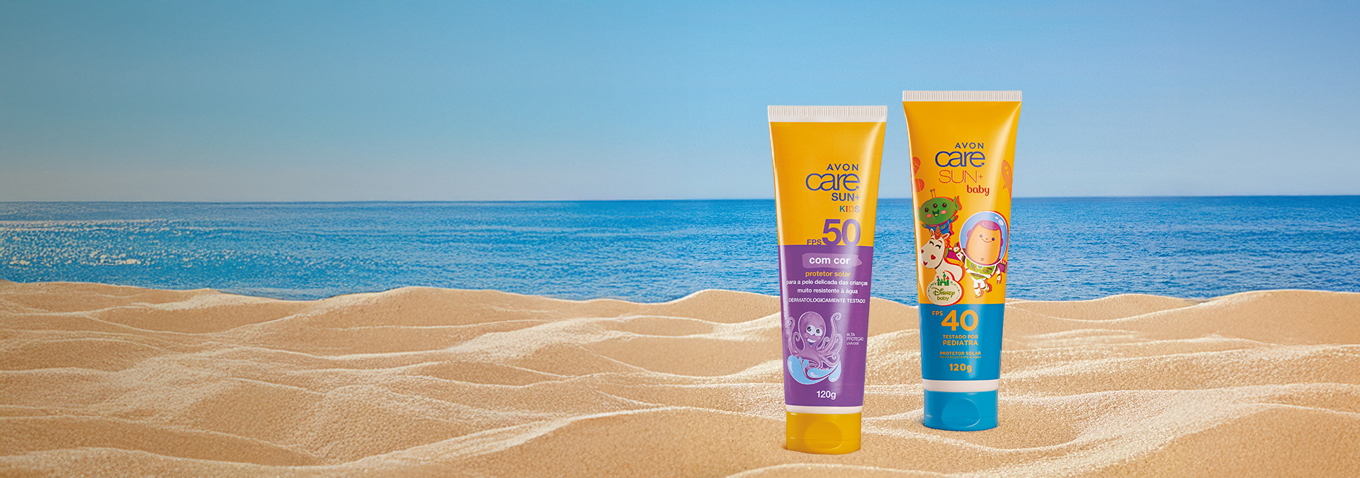 Banner promocional com fundo de praia e mar, apresenta dois protetores solares infantis da linha Avon Care, um para crianças e outro para bebês. Texto: "Diversão ao sol com segurança para os pequenos."