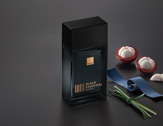 Fragrância Black Essential Dark com ingredientes como couro, frutos e capim, em fundo cinza.