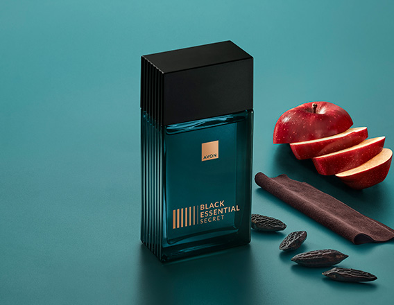 Fragrância Black Essential Secret com ingredientes como maçã, couro e sementes, em fundo verde.