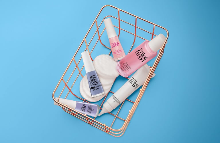 Kit de tratamento Avon Color Trend em uma pequena cesta, ideal para a rotina diária de hidratação de unhas e cutículas.
