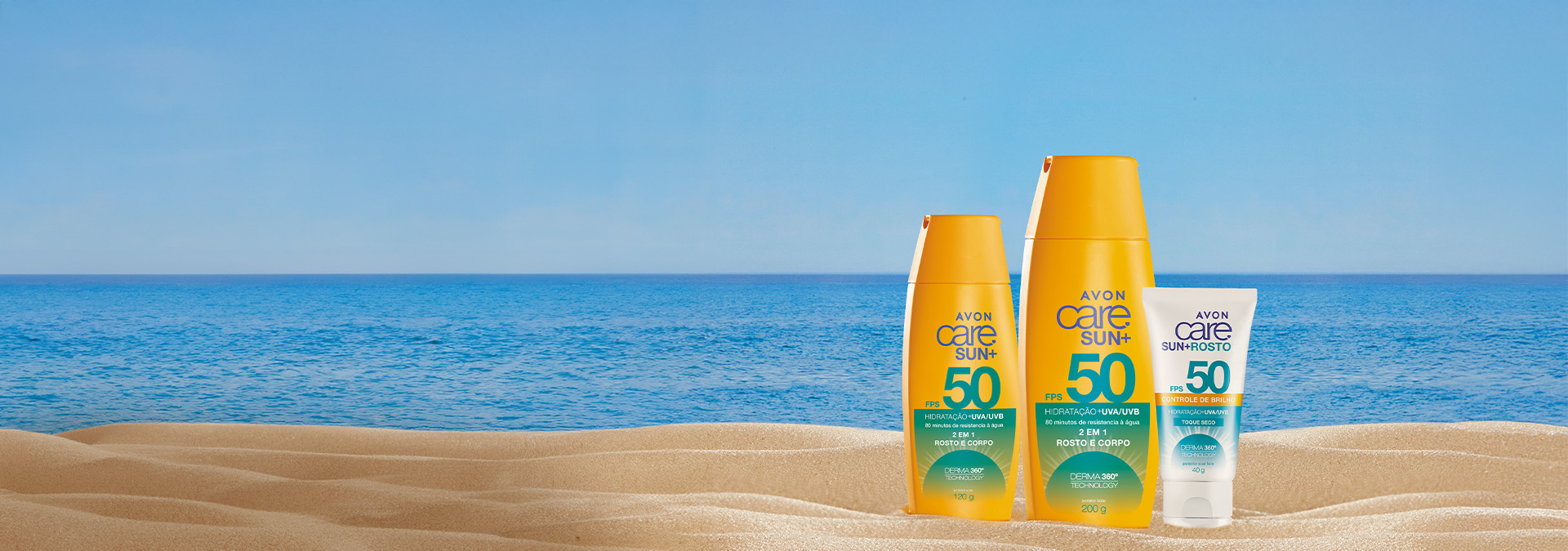 Banner com fundo de praia, mostrando areia e mar azul ao fundo. Três protetores solares Avon Care Sun+ estão sobre a areia.