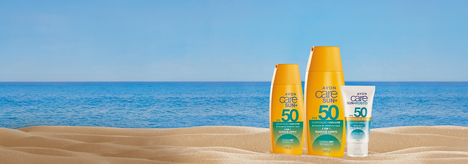 Banner com fundo de praia, mostrando areia e mar azul ao fundo. Três protetores solares Avon Care Sun+ estão sobre a areia.