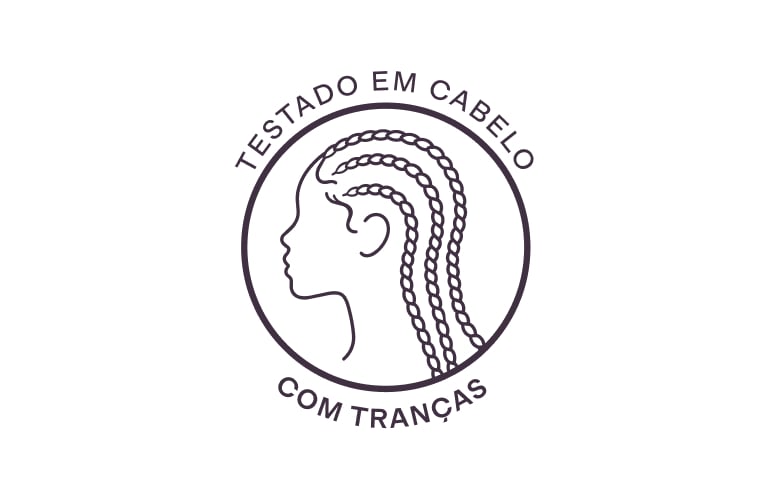 Selo circular com o texto “Testado em cabelo com tranças” e ilustração do perfil de uma mulher com tranças nagô.