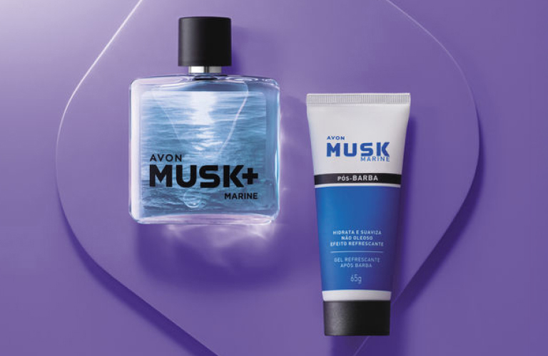 colônias masculinas da linha Avon Musk sobre fundo roxo, destacando frascos de deo colônia masculino Musk+ Intense e variações da fragrância Musk da Avon, ideal para perfume diário masculino.