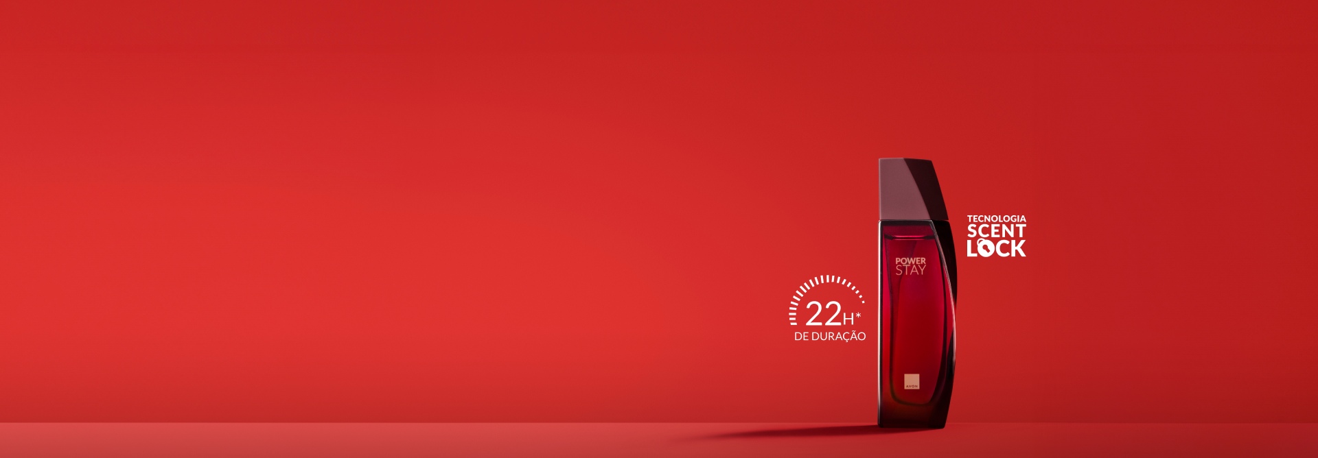 À direita, frasco vermelho com tampa marrom de fragrância Power Stay, com selos em branco de 22 horas de duração e Tecnologia Scent Lock, em fundo vermelho.