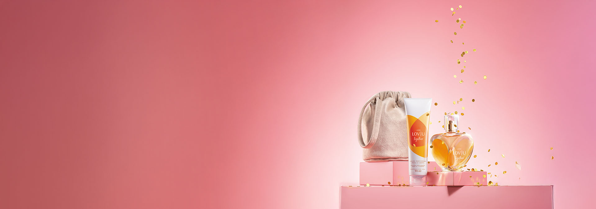 Banner com fundo rosa degradê e detalhes dourados. Elementos incluem nécessaire bege, hidratante e perfume sobre plataformas rosas. Texto: "Acima de R$ 150: presentes inovadores e cheios de tendência."