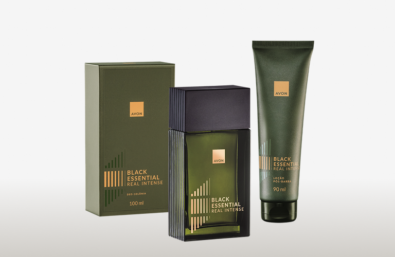 Kit de presente masculino composto por uma caixa cinza-escuro, um frasco de perfume Black Essential Real Intense e um tubo de gel ou loção cinza, dispostos em fundo branco.